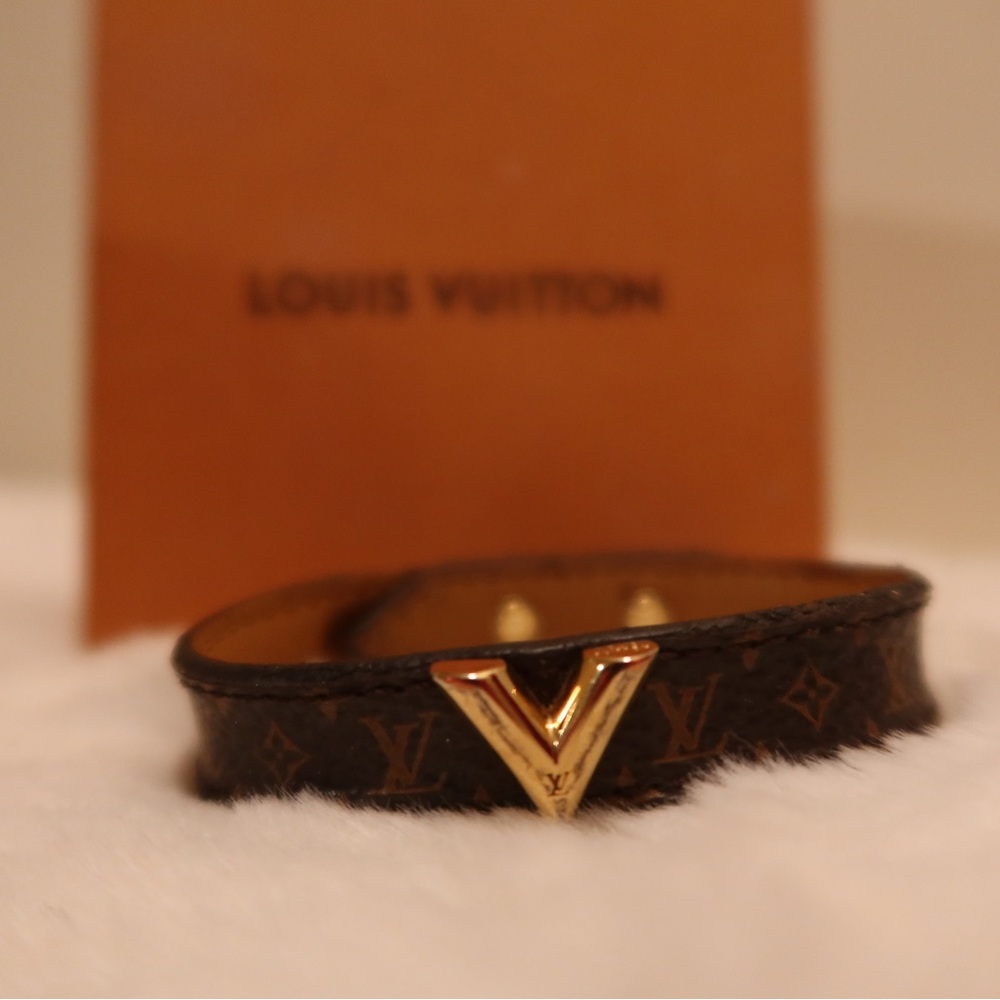 Louis Vuitton Essential V monogram bracelet